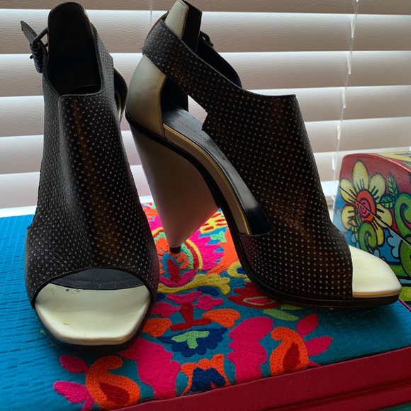 Women heels - Picture 1 of 3